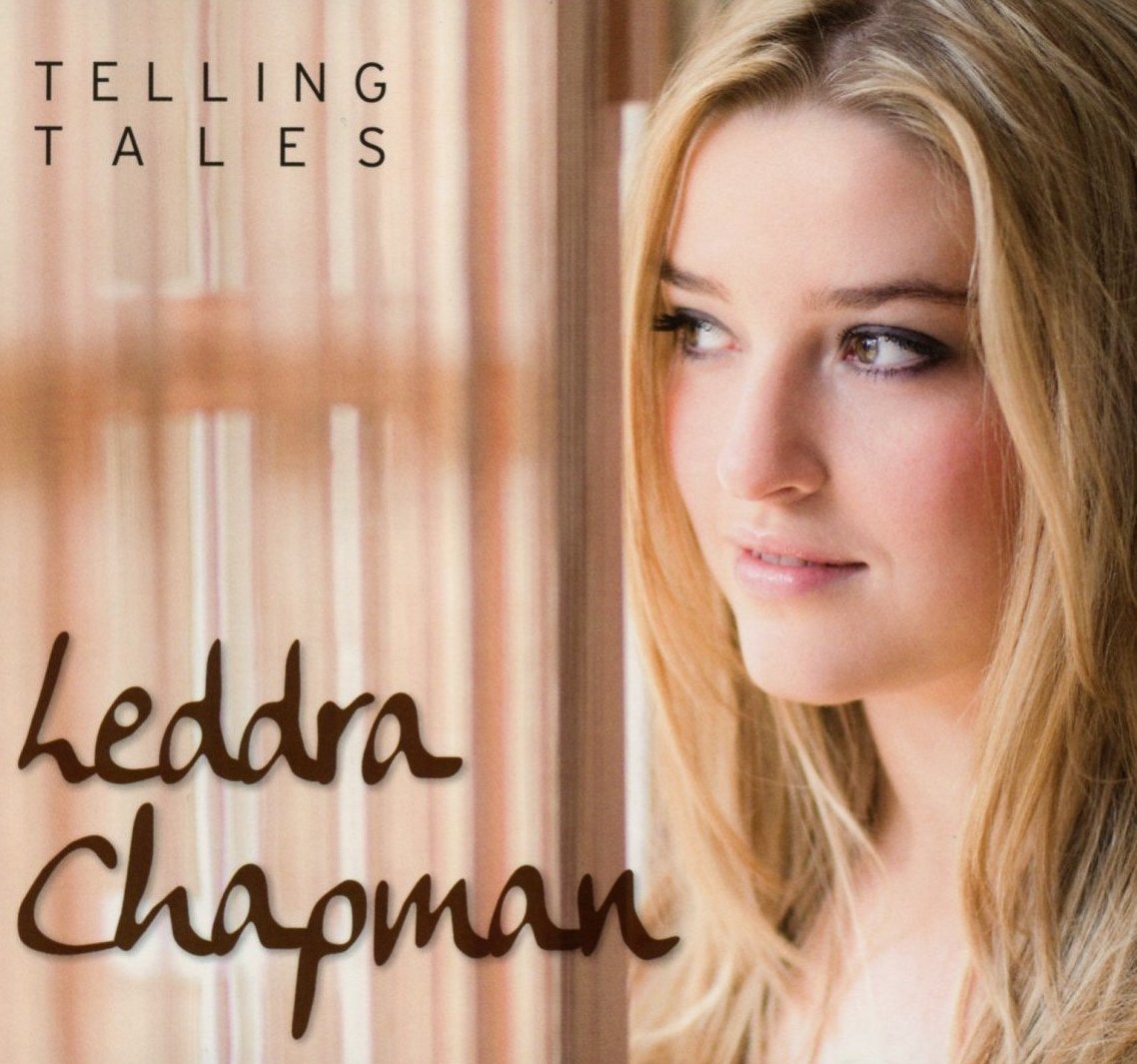 Die britische Songwriterin Leddra Chapmann will mit ihrem Debüt “Telling Tales” jetzt im deutschsprachigen Raum durchstarten