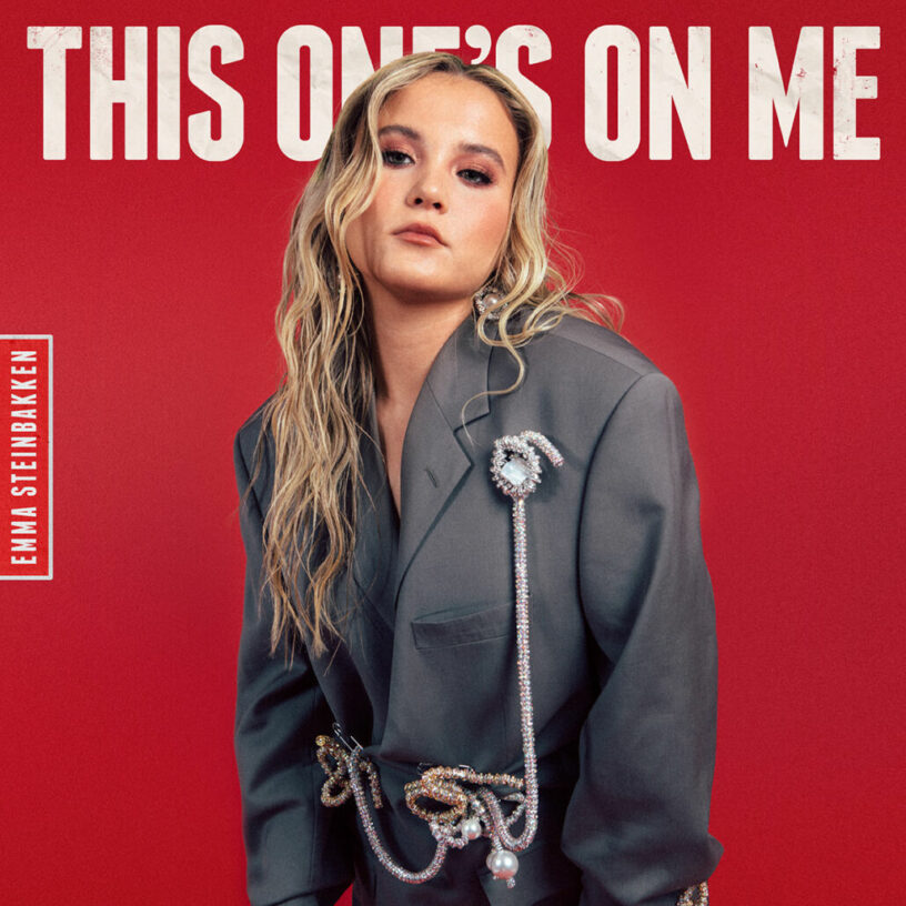 Emma Steinbakken erhebt das Glas für alle gebrochenen Herzen