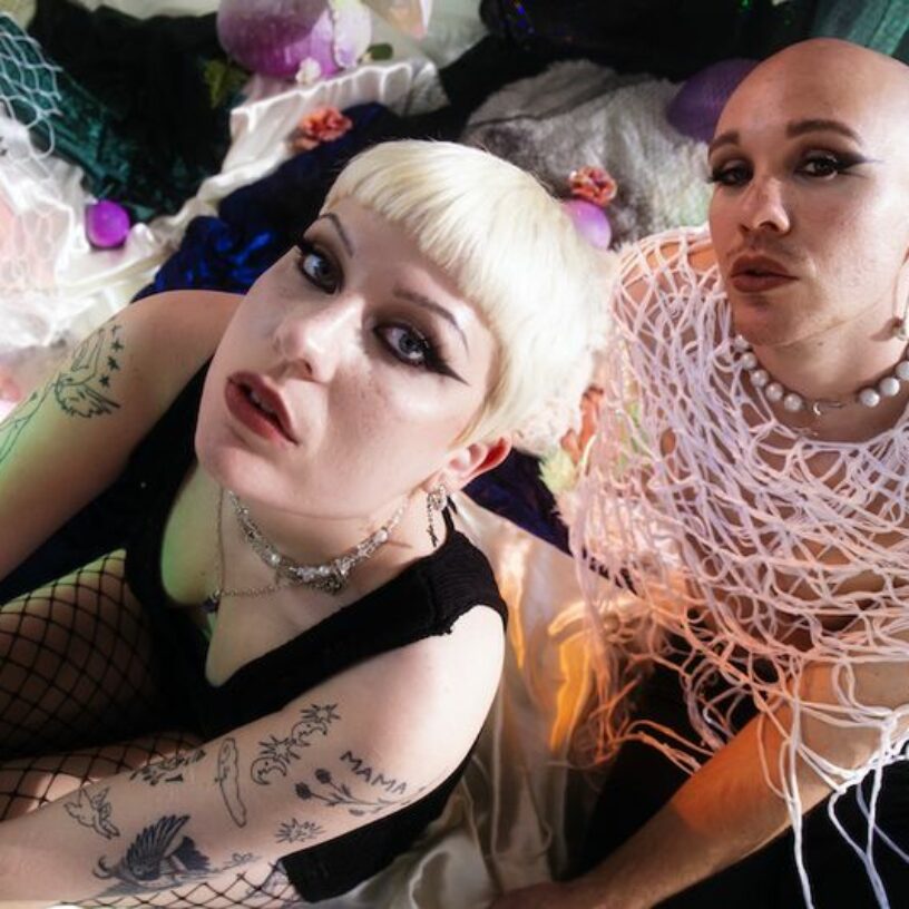 Das queere Pop-Duo FLIRT präsentiert Video zur neuen Single “Planet FLIRT”