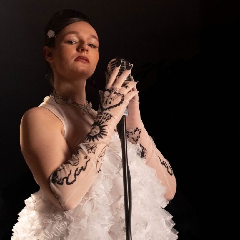 Laut & Tanzbar: RONJA LOU mit „Bilderbuchnarzisst“