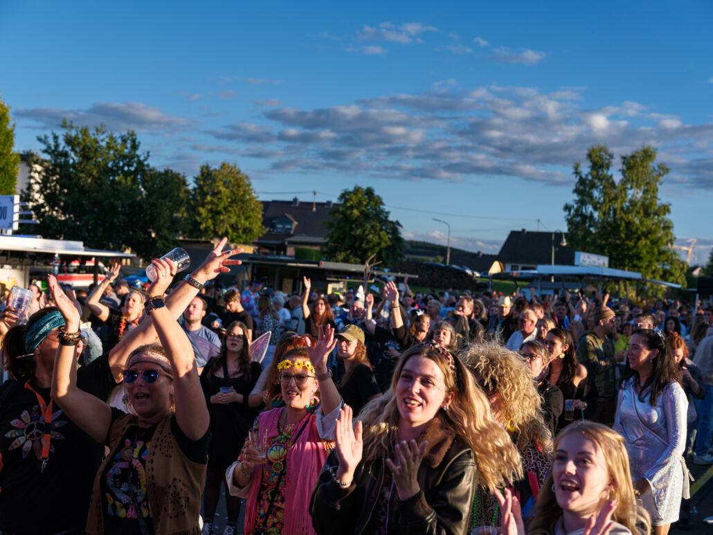 De Jecken und Kamelle Kapelle beim Sommerkarneval in Reinsfeld, 30.8.2025