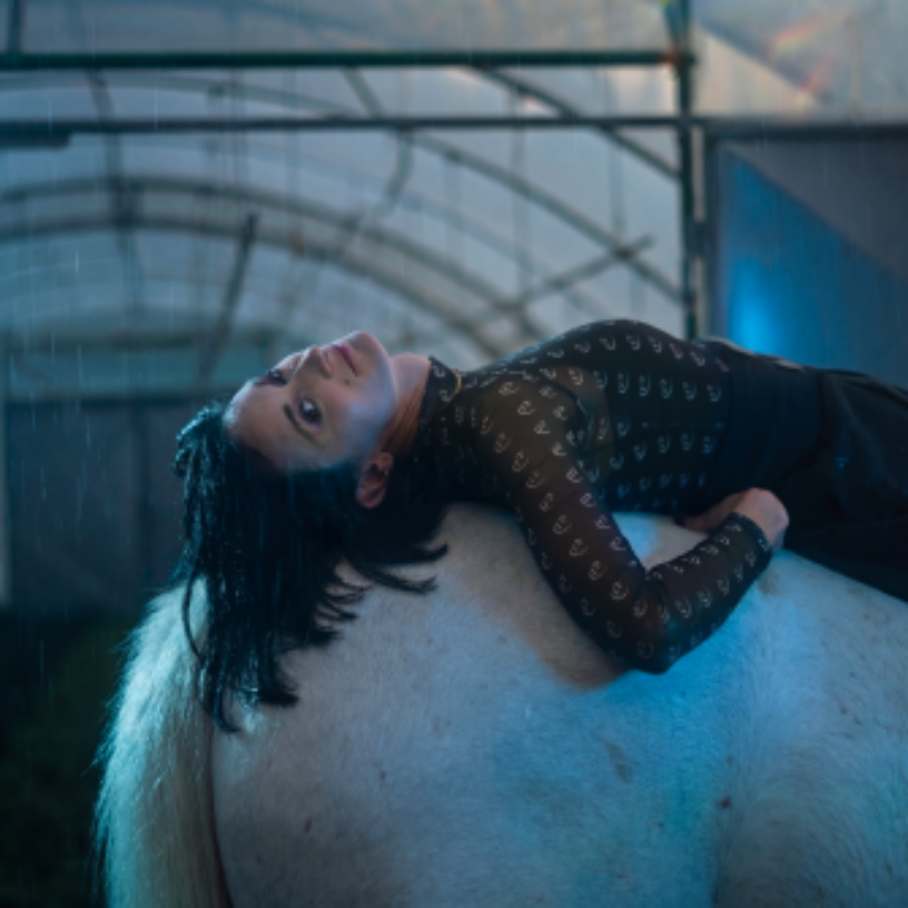 REGRETS-single@MIKKOGAESTEL Manuela kündigt neues Album „Ultraviolet“ mit neuer Single an